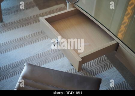 Holzschreibtisch mit offener Schublade und Stuhl von oben gesehen Stockfoto