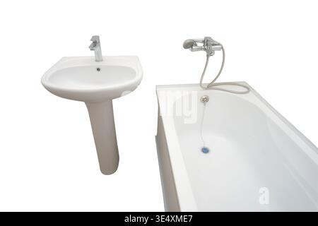 Weißes Keramikwaschbecken mit Metallarmatur und Badewanne mit Duschkopf. Badausstattung für Inneneinrichtung und Renovierung. Befestigungsteile für Sanitäranlagen i Stockfoto