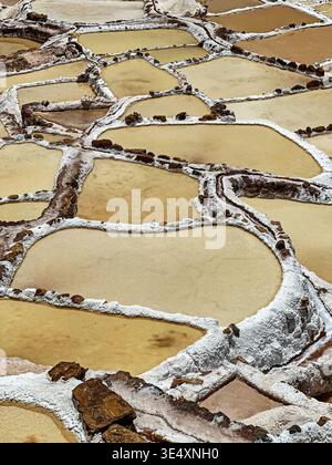 Die Salzteiche der Salineras de Maras bei Cusco basieren auf einer traditionellen Methode der Salzgewinnung aus einer Mineralquelle in den Anden Stockfoto