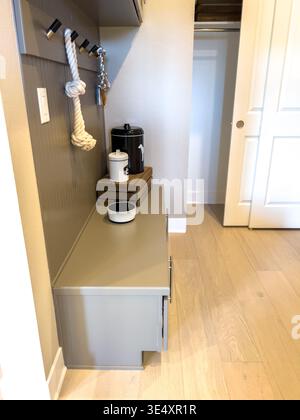 Kaffeestation im Flur mit kleinem Schrank und Regal Stockfoto