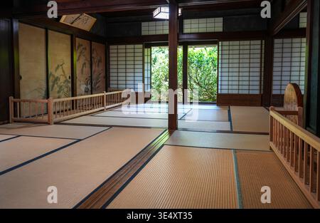 Tatami-Matten, Shoji-Bildschirme und bemalte Schiebetüren zieren das ruhige Innere eines historischen Hauses in Shirakawa-Go, Japan Stockfoto