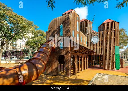 Ein schlossförmiger hölzerner Kinderspielplatz unter blauem Himmel im Stadtpark von Palma de Mallorca, Spanien. Stockfoto