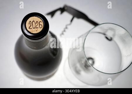 Zwei Flaschen Wein, Gläser Stockfoto