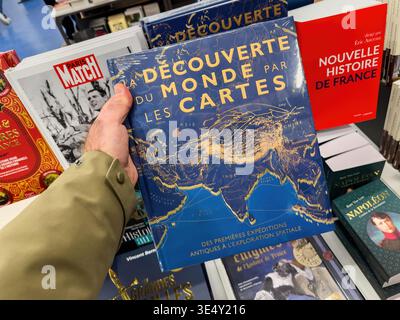 Paris, Frankreich - 02. Januar 2026: POV-Ansicht des Buchhalters La Decouverte du Monde par les Cartes in der Buchhandlung mit dem Thema Kartographie und explora Stockfoto
