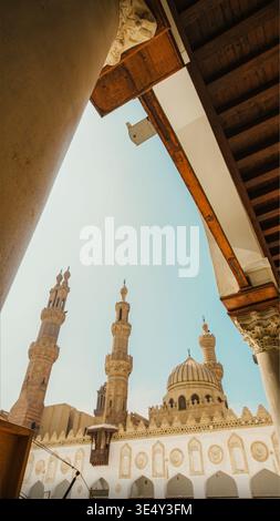 Die wunderschöne antike Aussicht auf die Al azhar Moschee mit Minarett und Kuppel in kairo ägypten an sonnigem Tag und blauem Himmel Stockfoto