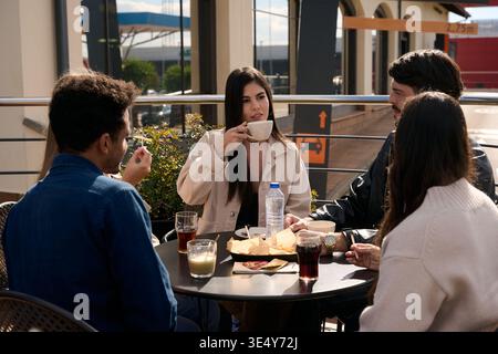 Junge Freunde genießen Kaffee und Getränke im Café Stockfoto
