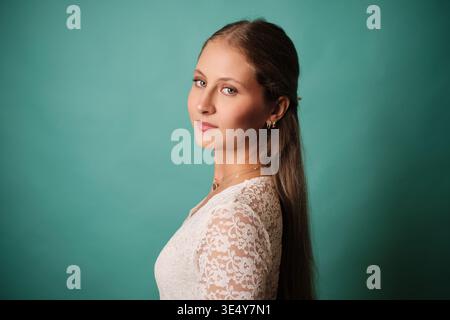 Porträt der jungen Frau mit langen Haaren, die im Studio posiert Stockfoto