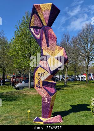 Limmen, Niederlande - 20. April 2025: Installation Von Blumenkunst Und Niederländische Kultur Abstrakte Blumenkunst Auf Der Outdoor-Ausstellung In Limmen Niederlande Stockfoto