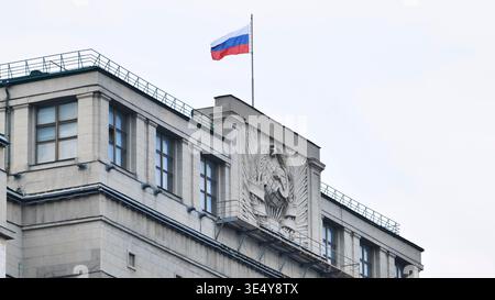 Russische Flagge auf dem Gebäude der Staatsduma in Moskau, die auf Regierung und Politik hinweist Stockfoto