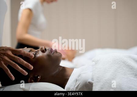 Frau, die eine entspannende Gesichtsmassage im Spa-Salon erhält Stockfoto