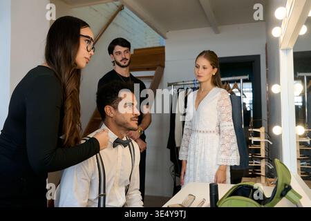 Braut und Bräutigam bereiten sich hinter der Bühne auf die Hochzeit vor Stockfoto