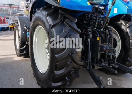 Rückansicht eines modernen blauen Traktors mit großen Laufflächenreifen und hydraulischem Dreipunkt-Kraftheber, schweren Landmaschinen für die Landwirtschaft und Stürze Stockfoto