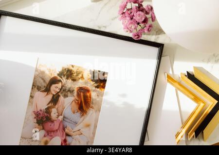Gerahmtes Familienporträt mit Matte und Dekor Stockfoto