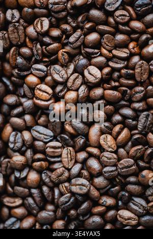 Draufsicht Nahaufnahme des Rahmens mit gerösteten Kaffeebohnen. Stockfoto