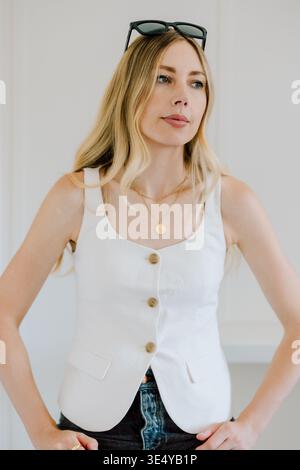 Selbstbewusste junge Frau in lässigem, schickem Outfit Stockfoto