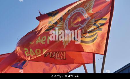 Rotes sowjetisches Siegesbanner mit Hammer- und Sichelsymbol bei starkem Wind Stockfoto