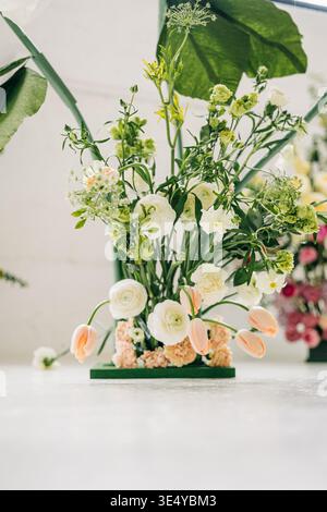 Frisches Frühlingsblumenarrangement mit Ranunkeln und Tulpen Stockfoto