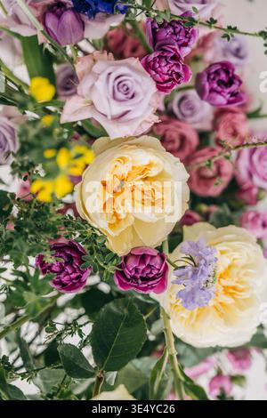 Farbenfroher Rosenstrauß mit gemischten Gartenblumen Stockfoto