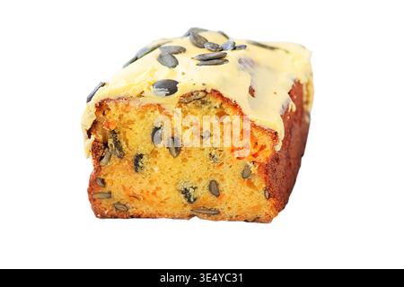 Gebackener hausgemachter süßer Kuchen. Kürbiskuchen isoliert auf weißem Hintergrund. Stockfoto