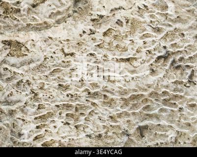 Die strukturierte Landschaft zeigt kontrastierende helle und dunkle Muster, die einem abstrakten Gemälde von oben ähneln: Walvis Bay, Erongo Regi Stockfoto