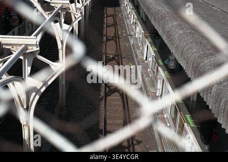 Tokio, Japan - 20. Februar 2026: Stadtbahngleise am Bahnhof Nippori, nahe Yanaka in Tokio, Japan. Stockfoto