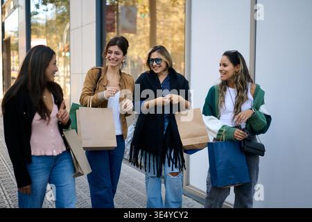 Vier Freundinnen, die gerne in der Stadt einkaufen Stockfoto