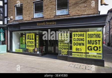 Russell und Bromley schließen den Verkauf ab, Winchester. Russell & Bromley ging in die Verwaltung und wurde 2026 von Next plc gekauft. Stockfoto