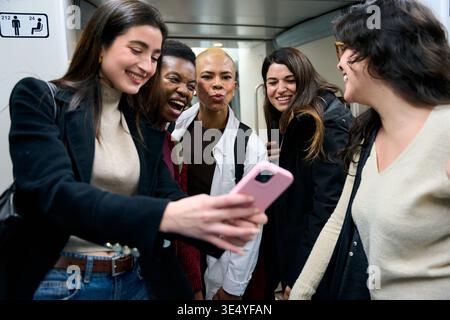 Verschiedene Freundinnen machen Selfie auf dem Zug Pendeln Stockfoto
