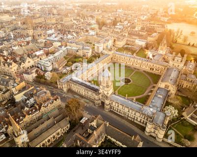 Aus der Vogelperspektive auf goldenes Sonnenlicht, das die historische Architektur des Christ Church College und der Radcliffe Camera, Oxford, England, Großbritannien, überstrahlt. Stockfoto