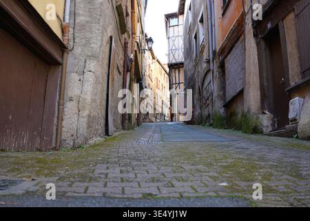 Flacher Blick auf eine enge mittelalterliche Straße mit Fachwerkhäusern in Thiers, Frankreich Stockfoto
