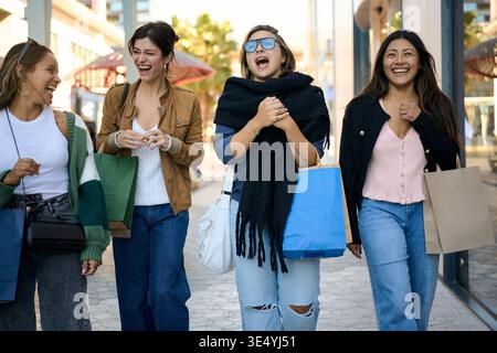 Eine Gruppe von jungen Freundinnen, die gerne einkaufen Stockfoto