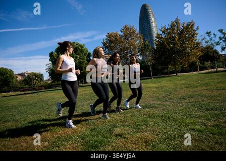 Eine Gruppe von Frauen, die im Park von barcelona laufen Stockfoto