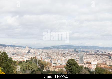 Wunderschöner Panoramablick auf Barcelona an einem bewölkten Tag Stockfoto