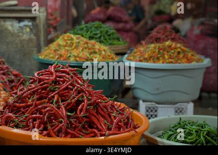 Verschiedene Arten von Chilis, die auf einem traditionellen Markt in Surabaya, Indonesien, verkauft werden. Stockfoto