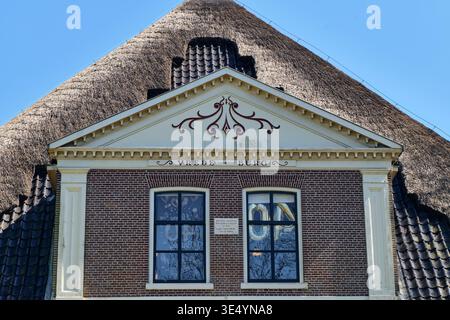 Limmen, Niederlande - 20. April 2025: Niederländische Kulturerbe-Architektur Traditionelles Reetdachhaus In Limmen Noord-Holland Niederlande Cultural Pre Stockfoto