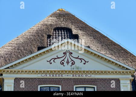 Limmen, Niederlande - 20. April 2025: Traditionelle Architektur und Kulturerbe Nahaufnahme Eines reetgedeckten Dachs des ehemaligen Bauernhauses in Limmen Noor Stockfoto