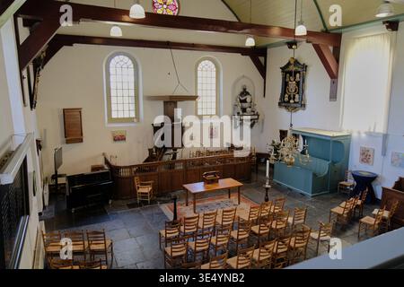 Limmen, Niederlande - 20. April 2025: Historisches Kircheninnere Religiöses Erbe Und Kulturtourismus In Limmen Niederlande Reihen Von Stühlen Kanzel Und Stockfoto