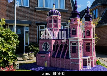 Limmen, Niederlande - 20. April 2025: Blumenparade Kunst und niederländische Kultur aufwendige Floral Sculpture of A Church in Limmen Netherlands feiert SPR Stockfoto