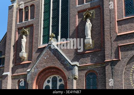 Limmen, Niederlande - 20. April 2025: Kulturelles Erbe Und Religiöse Architektur Der Kirche Saint Pancras In Limmen Niederlande Ziegelsteinstatuen Und Stockfoto