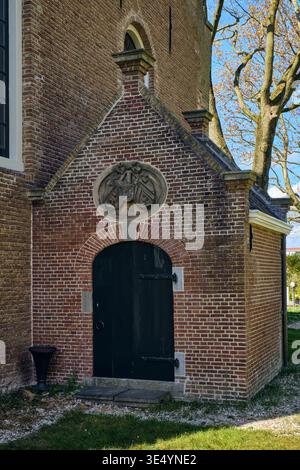 Limmen, Niederlande - 20. April 2025: Historischer Erhalt Und Architektonisches Erbe Eingang Des Alten Ziegelgebäudes Mit Wappen In Limmen Noord Stockfoto
