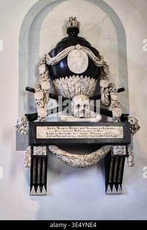 Limmen, Niederlande - 20. April 2025: Sterblichkeit Und Erinnerung Reich Verzierte Grabsteine Von Anna Maria Dupey In Limmen Niederlande Symbolisiert Verlusttrauer Und Stockfoto