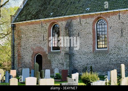 Limmen, Niederlande - 20. April 2025: Erbe Und Erinnerung Alte Kirche Mit Friedhof In Limmen Niederlande, Die Geschichte Tradition Und Den Pa Widerspiegelt Stockfoto