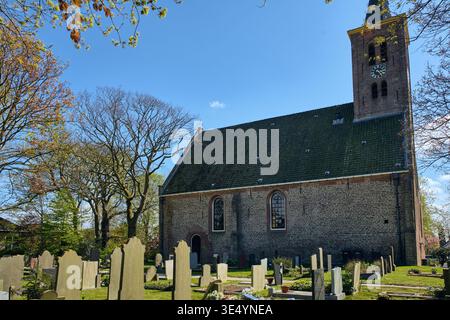 Limmen, Niederlande - 20. April 2025: Historisches Wahrzeichen Und Religiöses Erbe Alte Kirche Mit Friedhof In Limmen Niederlande, Die Geschichte Repräsentiert Stockfoto