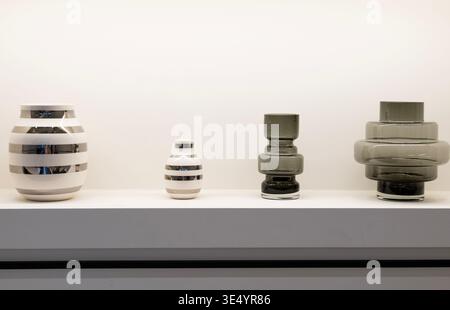 Moderne, minimalistische Glasvasen auf einem Regal, skandinavische Wohnkultur, stilvolle Dekorationsobjekte in neutraler Innenausstattung Stockfoto