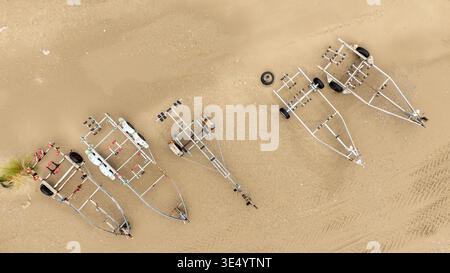 Luftaufnahme von Bootsanhängern am Sandstrand, Fort-Mahon-Plage, Hauts-de-France, Frankreich. Stockfoto