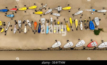 Aus der Vogelperspektive sehen Sie pulsierende Landyachten am Sandstrand, ein farbenfrohes Spektakel vor den neutralen Farben der Küste, Fort-Mahon-Plage, Hauts-d Stockfoto