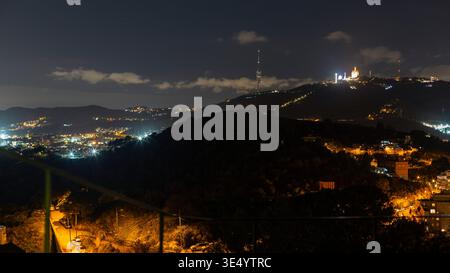Schöne Nacht Barcelona Stadtpanorama mit Lichtern von Häusern. Reisen Sie Spanien Stockfoto