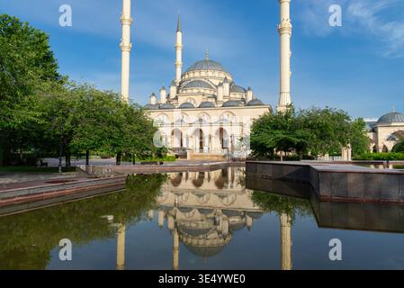GROSNY, RUSSLAND - 14. JUNI 2023: Blick auf das Herz der Tschetschenischen Moschee mit Reflexion im Brunnen. Grosny, Tschetschenien, Russland Stockfoto