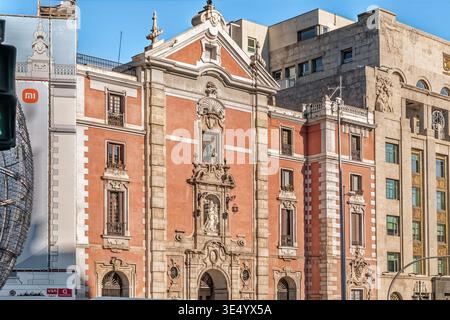 Die Kirche Saint Joseph in Madrid zeigt eine atemberaubende barocke Fassade mit komplizierten Skulpturen. Madrid, Spanien - 30. November 2021 Stockfoto