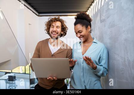 Junge Berufstätige, die in Startup-Umgebungen mit Kreativität, Innovation und Teamarbeit arbeiten Stockfoto